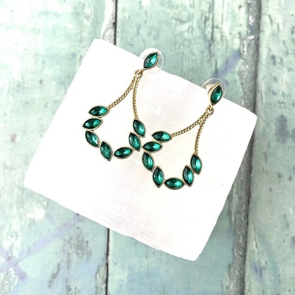 80s Vintage Green Marquise Pierced Drop Earrings - Picture 4 of 10